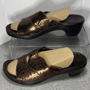 Aravon‎ size 7 Women's Bronze Slide Sandals. Fc2